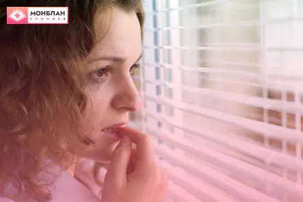 Девушка в страхе смотрит в окно Девушка в страхе смотрит в окно